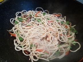 加面条，翻炒至面条干燥