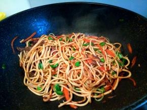 在炒的过程中加生抽少许，待炒面变成金黄色后即可出锅