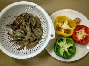 准备食材，大蒜剁成蒜蓉备用。