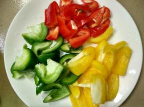 青、红、黄椒洗净切成小块。