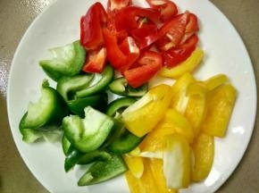 青、红、黄椒洗净切成小块。