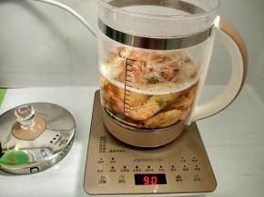 养生壶注入适量清水将虾煮熟。