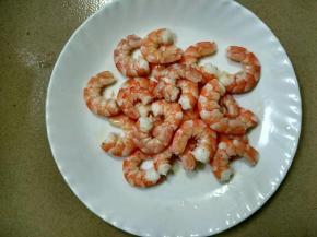 虾去头剥壳备用。