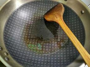 热锅倒入适量植物油烧八成热，放入大蒜爆香。
