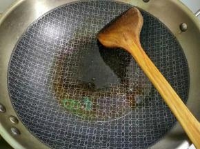 热锅倒入适量植物油烧八成热，放入大蒜爆香。
