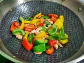 倒入虾仁翻炒均匀。