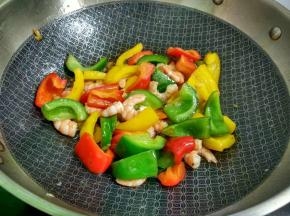 倒入虾仁翻炒均匀。