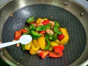 放入盐和鸡精翻炒片刻即可出锅。