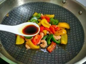 放入酱油和蚝油。