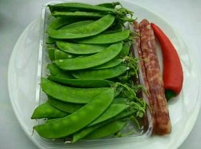 准备食材，荷兰豆去筋洗净。