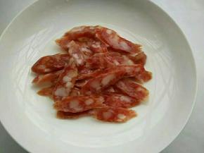 腊肠斜切薄片