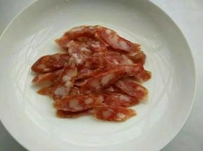 腊肠斜切薄片