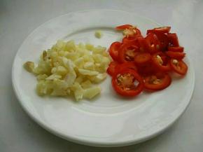 红椒切圈，大蒜剁蒜蓉。