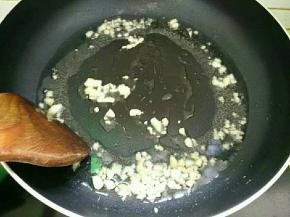 热锅倒入适量植物油烧八成热，放入大蒜爆香。