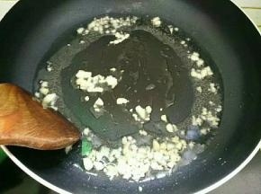 热锅倒入适量植物油烧八成热，放入大蒜爆香。