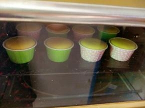 提前预热烤箱，中层165度40分钟（具体时间根据自家烤箱脾气来调整，多观察颜色变化）