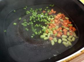 依次下胡萝卜，毛豆，蒜薹焯个水，捞出来备用。