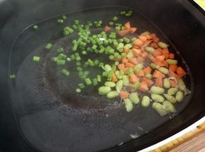 依次下胡萝卜，毛豆，蒜薹焯个水，捞出来备用。