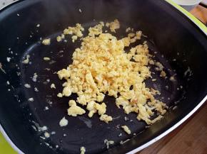 热锅倒油，下鸡蛋炒成小块。