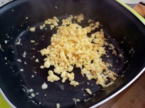 热锅倒油，下鸡蛋炒成小块。