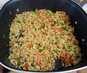 翻炒至米饭均匀的裹上咖喱即可。