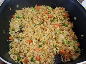 翻炒至米饭均匀的裹上咖喱即可。