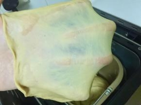 全部揉面程序结束后，可以检视一下出膜情况，能拉出富有弹性的薄膜即可。
