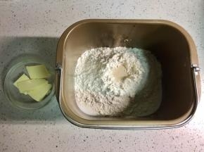 把【主料】里除了黄油之外的食材放入面包桶，酵母最后放，不要让酵母和糖、盐过早接触。
