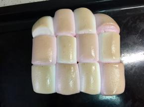 烤至表面上色即可，如果不想让棉花糖上色，可以减少烤制的时间或加盖锡纸。