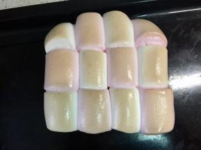烤至表面上色即可，如果不想让棉花糖上色，可以减少烤制的时间或加盖锡纸。
