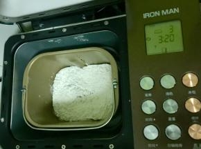 把面包桶卡入面包机，功能选择为“有机杂粮/全麦”，设置中烧色，重量500g，启动程序。
