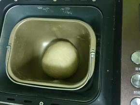 然后把面团揉圆，放回面包桶接着进行面包机设定好的余下的程序。