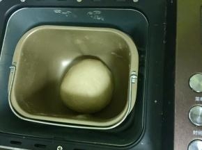 然后把面团揉圆，放回面包桶接着进行面包机设定好的余下的程序。