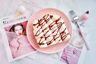 最后在棉花糖面上挤上巧克力酱即可。