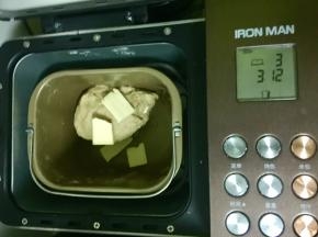 一个揉面程序结束后（8分钟），加入室温软化的黄油，接着就可以盖上机盖，让面包机自动运行。