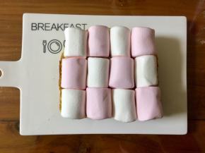 把两种颜色的棉花糖间隔放到吐司片上。