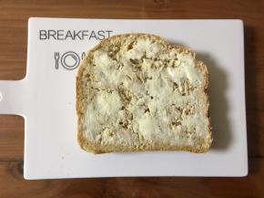 取一片面包片，抹上即食奶酪，或者可以用奶油奶酪，花生酱，等等。