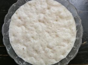 先制作波兰酵头，酵种材料混合后室温发酵3〜4小时表面气泡，然后放入冰箱冷藏室继续低温发酵12小时左右，制作面团时提前取出回温使用