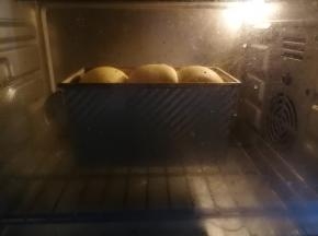 预热烤箱180度10分钟，然后将二发好的吐司送入烤箱烘烤，下层上下火180度35分钟左右，中途视上色程度加盖锡纸，防止顶部上色过重