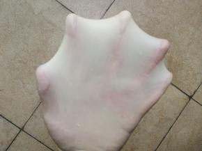 加入黄油和盐后继续揉面，至面团能拉出薄而韧的手套膜的完全阶段