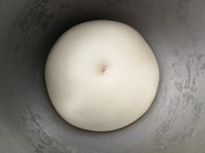面团发至两倍大，手指粘粉戳洞不塌陷不回缩，一发完成