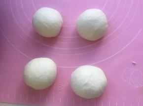 拿出排气后分成均匀4个。松弛15分钟