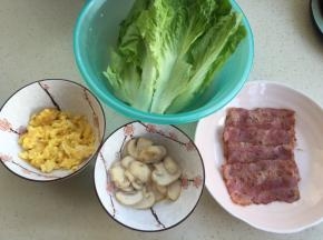 锅里放一点点油，炒鸡蛋。撒几粒盐，蛋要很嫩就出锅。然后放入切成两半的培根片煎熟。拿出培根，放入蘑菇片，加一丁点水和盐，煮干蘑菇就缩水熟了！（这个次序是我这个懒人的经验，不用洗锅呵呵呵）干干净净