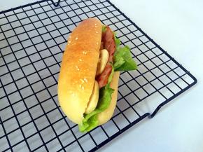 面包从侧面斜切入4/5，先塞进生菜，在培根，然后放蘑菇、鸡蛋。和适量沙拉酱！（我喜欢韩国调味酱，好吃）