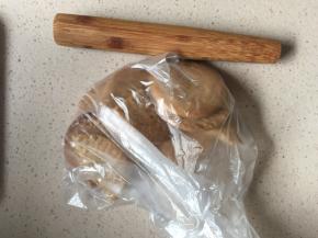 酥性饼干倒入保鲜袋中用擀面杖敲打成末状备用