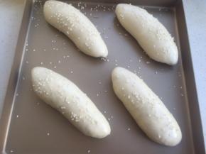 烤箱预热上下火180度，给发酵好的面团涂蛋黄液，撒些白芝麻