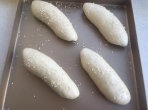 烤箱预热上下火180度，给发酵好的面团涂蛋黄液，撒些白芝麻
