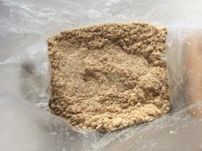 饼干敲打成末状如图即可，将饼干末倒入模具倒入融化的黄油搅拌均匀，用擀面杖或者勺子按实放入冰箱冷藏备用