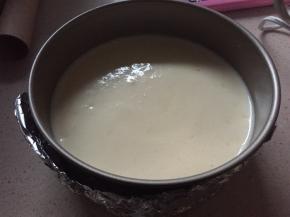 将奶糊举高至30cm倒入模具中，轻举20cm高度轻摔将气泡摔出