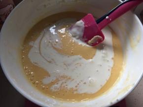 再倒入酸奶和奶油搅拌均匀